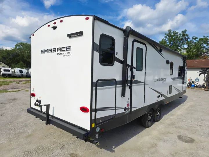 Explore the open road in this Embrace Ultra-Lite Cruiser RV, perfect for your next rv rental adventure. Features awning & dual axles.. Cruiser Embrace EL26RB 2024