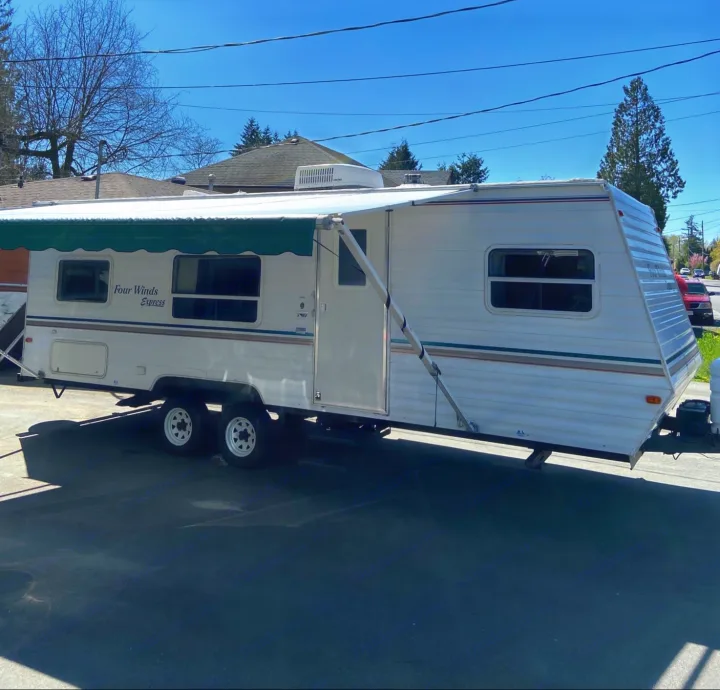Spacious Four Winds Express travel trailer, perfect for your next rv rental adventure. Ready for camping & road trips!. Dutchmen Express 2001
