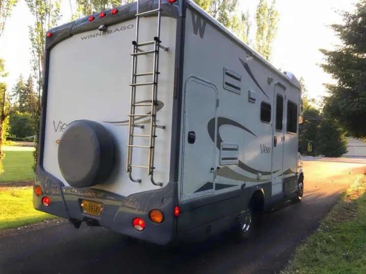 Winnebago View motorhome rv rental, rear view showing ladder & spare tire. Parked for your trip.. Winnebago View 2006