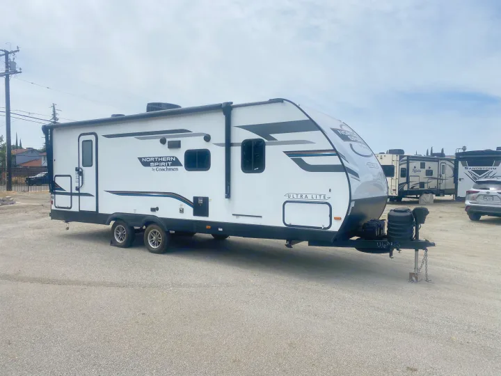 A white Coachmen Northern Spirit Ultra Lite travel trailer, ideal for RV rental, parked outdoors.. Coachmen Northern  Spirit Ultra Lite 2024