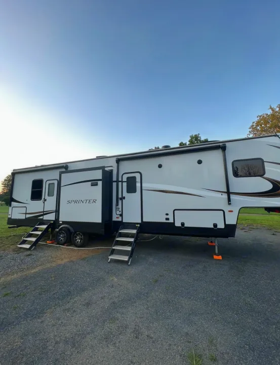 This spacious Sprinter fifth-wheel RV rental is parked with steps deployed, ready for your next adventure.. Keystone RV Sprinter Campfire Edition 2021