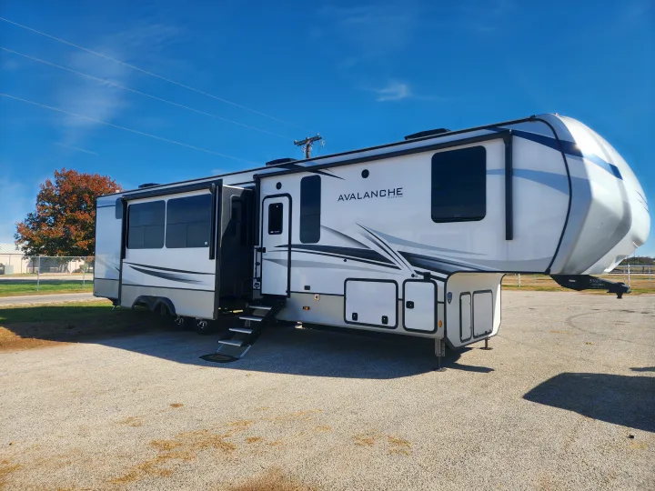Large, modern Avalanche fifth-wheel RV available for rental. Extended slides show spacious living for your travels.. Keystone RV Avalanche 2023