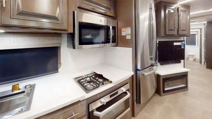 Experience modern RV rental living: fully equipped kitchen (fridge, oven, microwave), sink, TV, and electric fireplace.. Georgetown GT7 2022