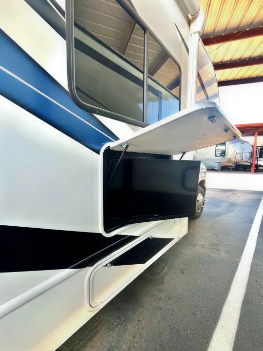 Enjoy an outdoor flat-screen TV built into this RV rental's side compartment. Ideal for camping entertainment.. Thor Freedom Elite 2022