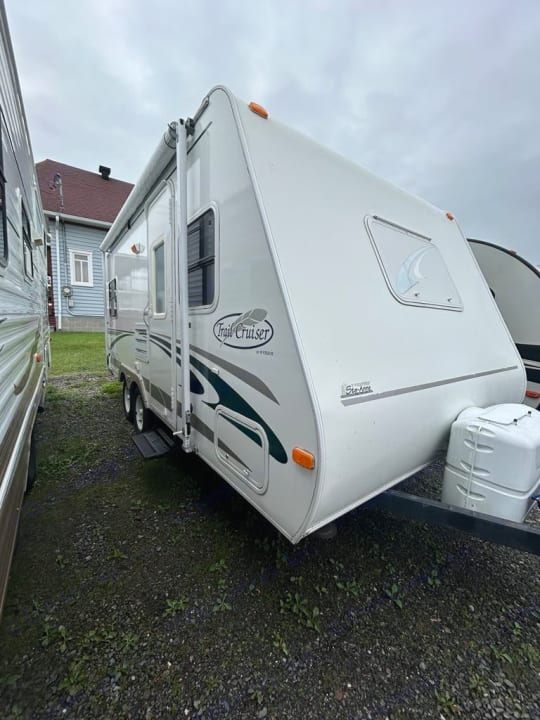 White Trail Cruiser travel trailer RV, with green/gray graphics. Perfect for your next RV rental adventure!. R-Vision Trail-Lite Trail-Cruiser 2004