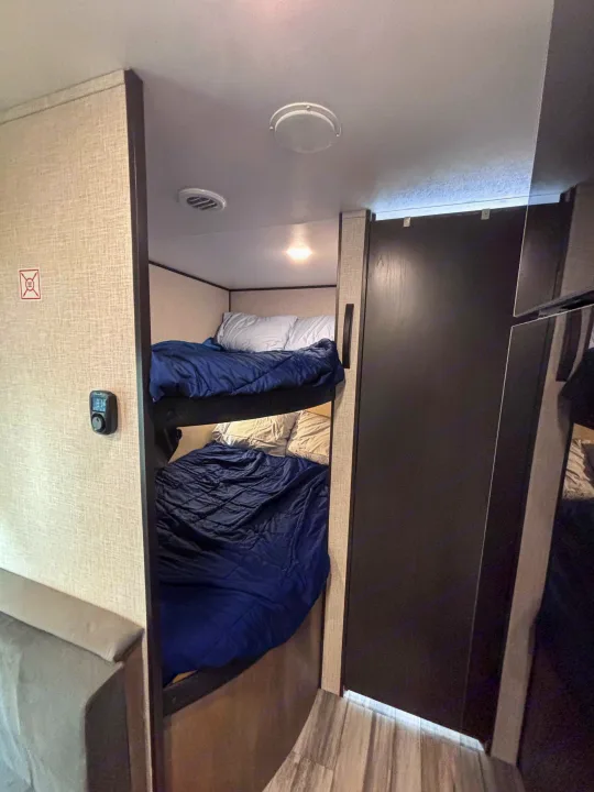 Explore this RV rental's cozy bunk beds, perfect for extra guests. Features include a thermostat and compact interior.. Jayco Jay Flight slx 260 bhw 2025