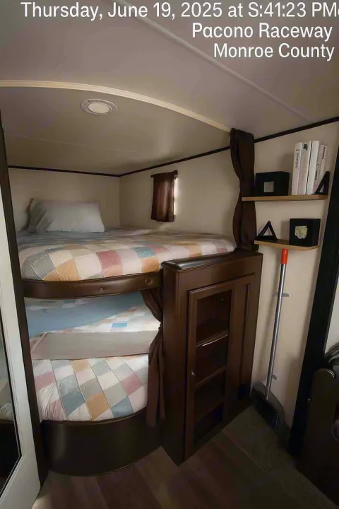 Spacious RV rental with comfortable bunk beds & checkered quilts, ready for your Pocono Raceway stay in Monroe County.. Jayco Jay Flight 2018