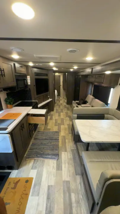 Spacious, modern rv rental with full kitchen, comfortable seating, and dining area, ready for your next adventure.. FR3 FR3 Motorhome 2022