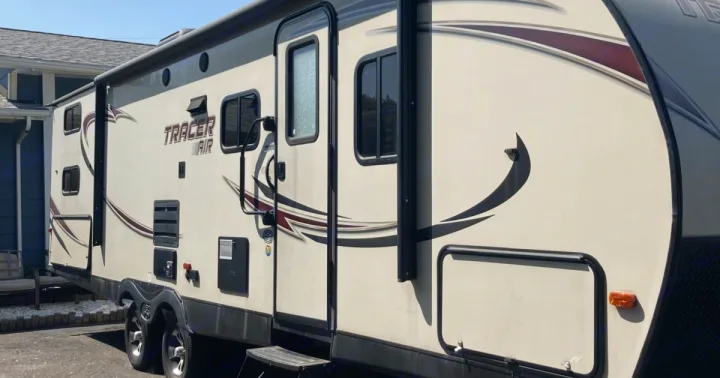 Side view of a modern Tracer Air travel trailer, ideal for your next RV rental adventure.. Forest River Tracer Air 2016