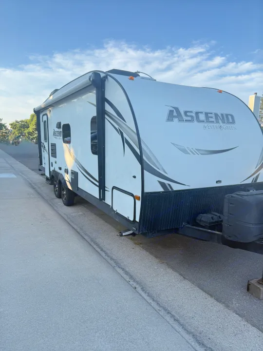White Ascend travel trailer under a clear sky. Your ideal rv rental for unforgettable camping trips & road trip adventures.. Evergreen RV Ascend 2015