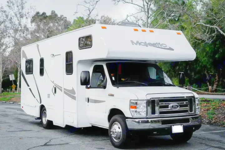Bright white Ford RV rental, Majestic model, parked for viewing. Ideal for your next road trip adventure.. Thor Majestic 2017