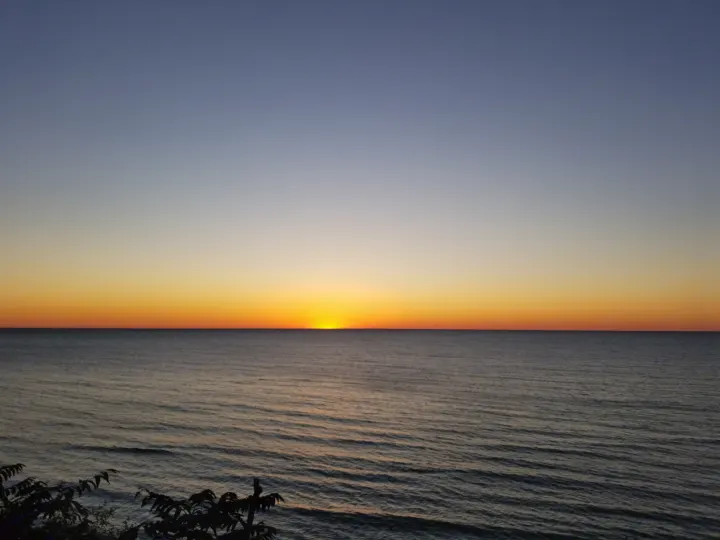 Peaceful ocean sunset, perfect for an RV rental getaway. Enjoy stunning natural views on your road trip.. Starcraft Autumn Ridge 2014