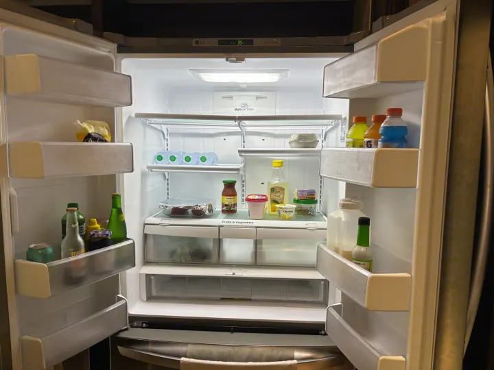 Open LG refrigerator, well-stocked with drinks, food, and condiments, cooling at 35°F—ideal for an RV rental.. 4x4fcmp23h6007284 Columbus 2017