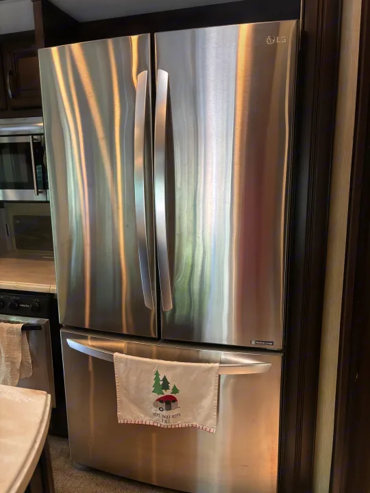 A sleek LG stainless steel French door refrigerator is central to this well-equipped RV rental kitchen.. 4x4fcmp23h6007284 Columbus 2017