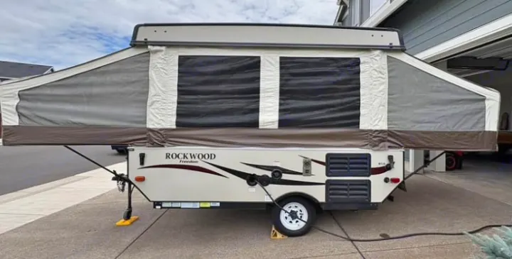 Rockwood Freedom pop-up camper, fully extended & ready for an RV rental trip. Provides cozy tent trailer lodging.. Rock wood 1940 LTD 2016