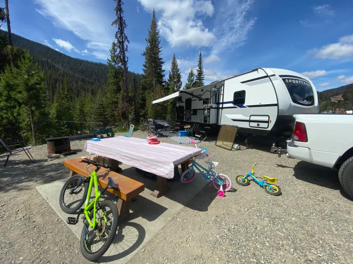 RV rental campsite with picnic table, bikes, and mountain views. Perfect for family camping!. Venture Sport Trek 2021