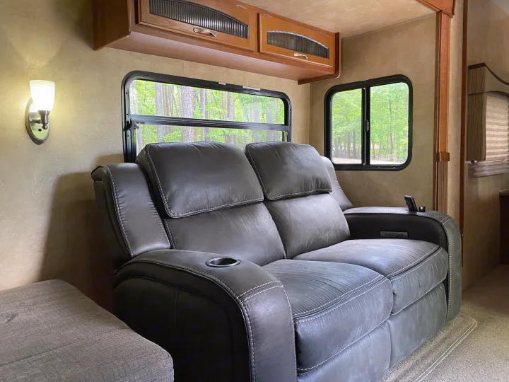 Step inside this RV rental to find a cozy interior featuring a grey leather reclining sofa & wooded views.. Jayco Eagle Super Lite 2010