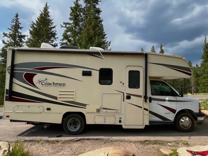 Experience outdoor adventures with this Class C Coachmen Freelander RV rental, perfect for your next road trip or camping getaway.. Coach House Freelander 2017
