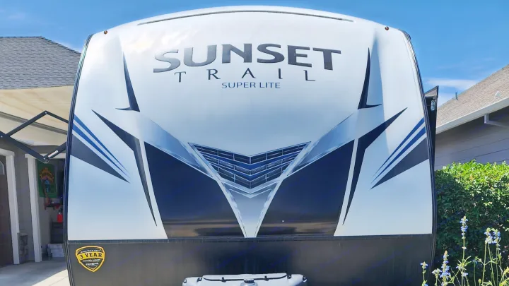 Front view of a white Sunset Trail Super Lite travel trailer, an ideal RV rental for your next adventure.. Crossroads RV Sunset Trail Super Lite 2019