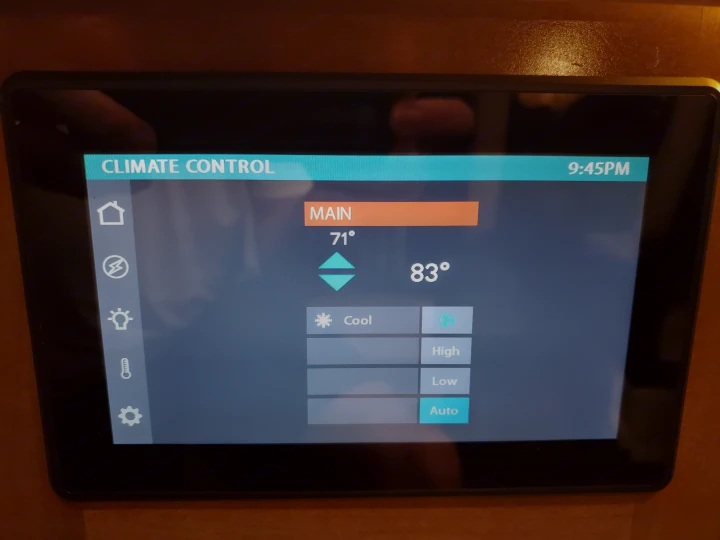 RV rental's climate control panel: 71° set, 83° current temp. Cooling mode, auto fan. 9:45 PM.. Coachmen Galleria 2019