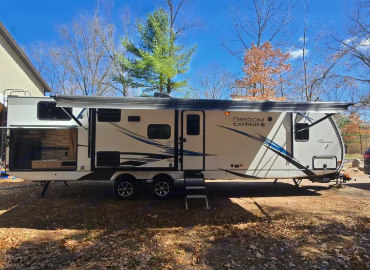 Exterior Features
This 2021 Coachmen Freedom Express Liberty Series shines with modern style and camping convenience. With sleek graphics, dual slide-outs for extra space, a power awning with LED lights, outdoor speakers, and a fully equipped outdoor kitchen, it’s built for fun and relaxation. Perfect for evenings under the stars or mornings with coffee by the fire!. Coachmen Forest River Freedom Express Liberty Series M-320 BHDS 2021