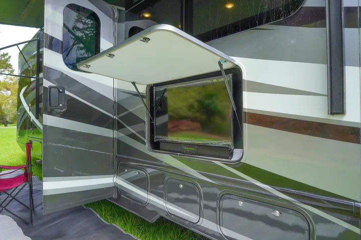 Enjoy an outdoor movie night with this rv rental's exterior TV & soundbar setup.. Thor Four Winds 2020