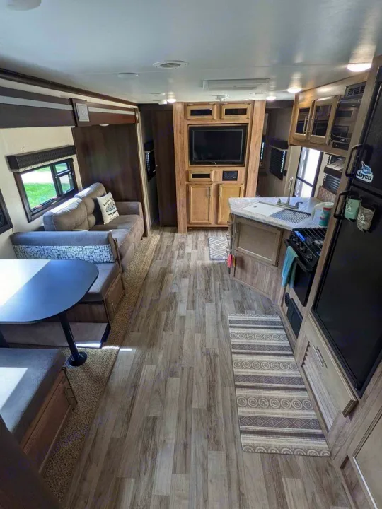 Explore this modern RV rental interior: kitchen, sofa, dinette, and TV. A comfortable space for your adventures.. Jayco Jay Feather 2019