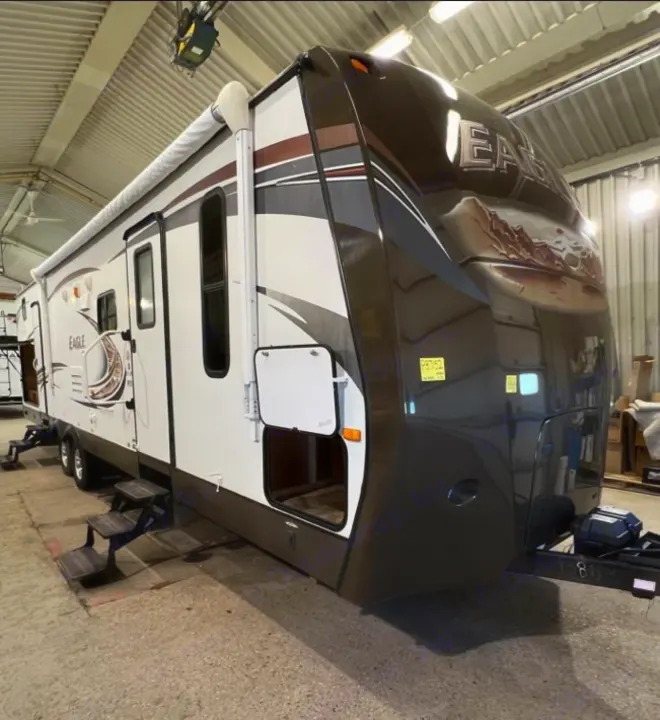 Eagle travel trailer, a great option for your next rv rental. Features a rolled awning, extended steps, and modern exterior.. Jayco Eagle 2014