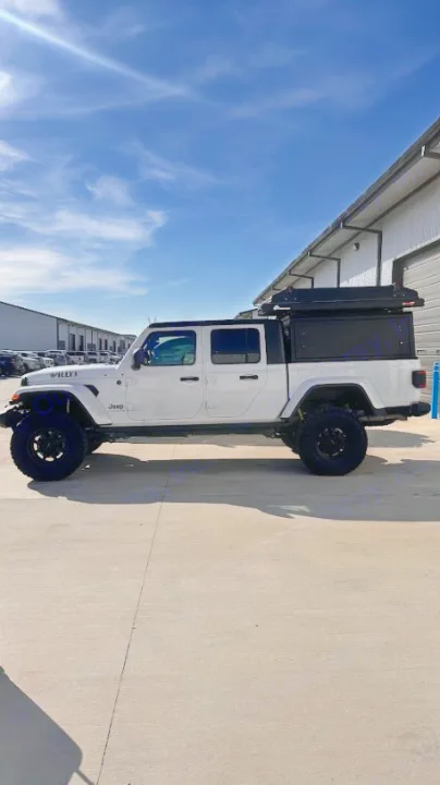 White Jeep Gladiator with overland camper, rooftop tent. Ideal off-road rv rental adventure.. Jeep Gladiator Willys 2024