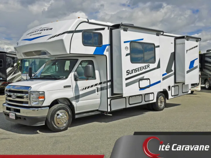 For rv rental: White Forest River Sunseeker Class C motorhome with slide-outs extended on asphalt.. Classe C 24-26 pieds avec extension(s) 2027