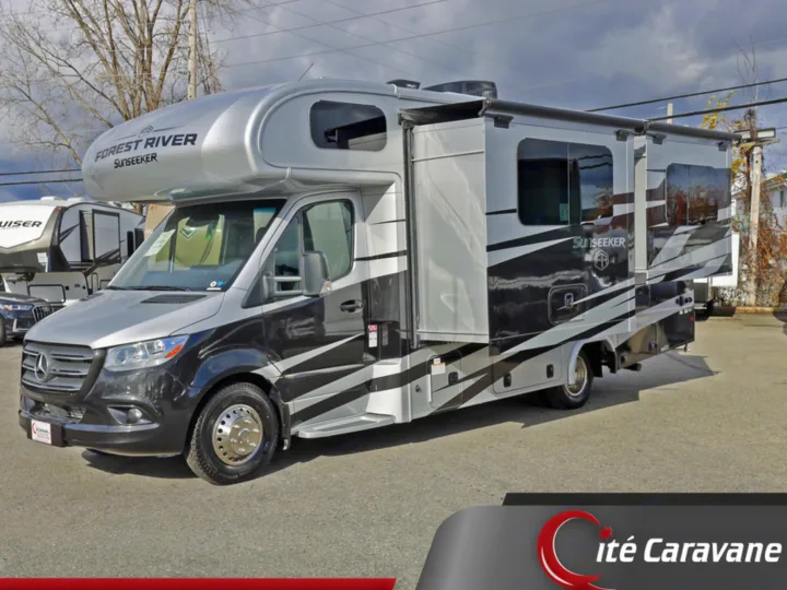 Silver and black Forest River Sunseeker rv rental on a Mercedes-Benz chassis, parked with a slide-out extended.. Classe C mercedes 24 pieds avec extension 2021