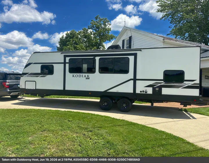 White Kodiak SE travel trailer, an rv rental, parked on a driveway, ready for your next outdoor adventure.. Dutchmen Kodiak SE 2021