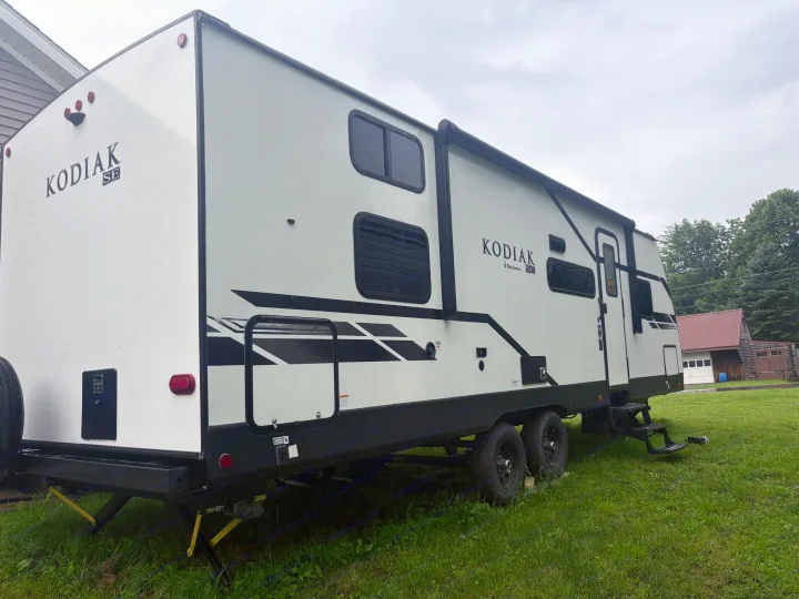 KODIAK SE travel trailer parked on grass, perfect for your next RV rental adventure.. Dutchmen Kodiak SE 2021