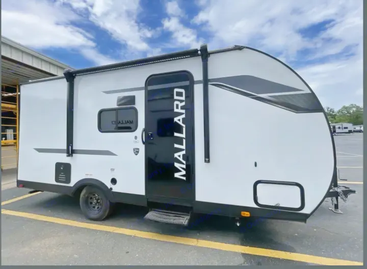This white Mallard travel trailer, ideal for your next rv rental adventure, is ready for the open road.. Heartland's RV Mallard 17 BHL 2025
