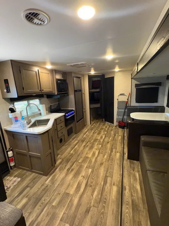 Experience our rv rental with a fully equipped kitchen, comfortable dining area, and cozy bunk beds.. Starcraft Super Lite 2022