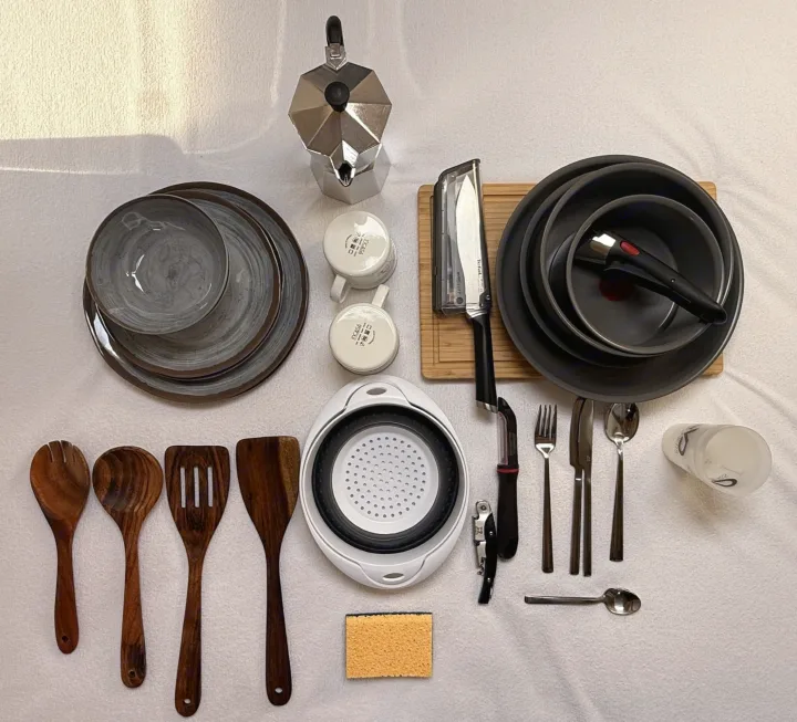 RV rental kitchen kit: Moka pot, nesting pots & dishes, wooden/metal utensils, colander, knife, sponge. Everything for mobile cooking.. Peugeot Boxer 2019
