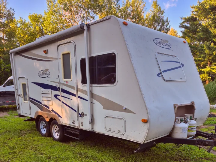 Trail Cruiser travel trailer available for rv rental, parked on grass. Ready for camping adventures!. R-Vision Trail-Lite Trail-Cruiser 2007