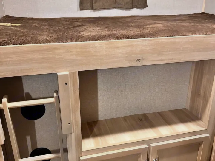 RV rental: Cozy bunk beds with ladder and built-in storage cubbies. Ideal for family road trips.. Coachmen Catalina 2022