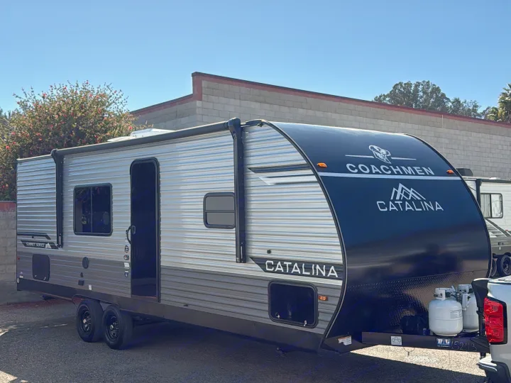 Get ready for adventure with this Coachmen Catalina Summit Series RV rental, a sleek travel trailer with dual propane tanks.. Coachmen Catalina 261 bh 2026