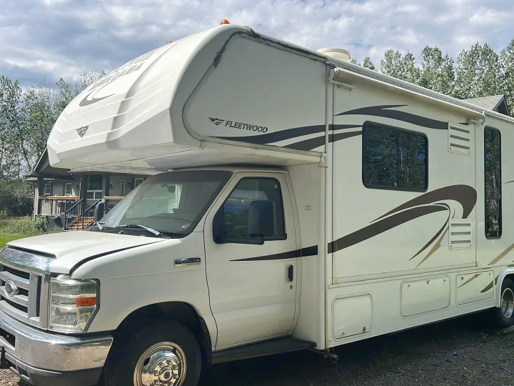 White Class C Fleetwood RV rental, a Ford E-450 motorhome parked outdoors. Perfect for travel and road trips.. Tioga Montara 2013