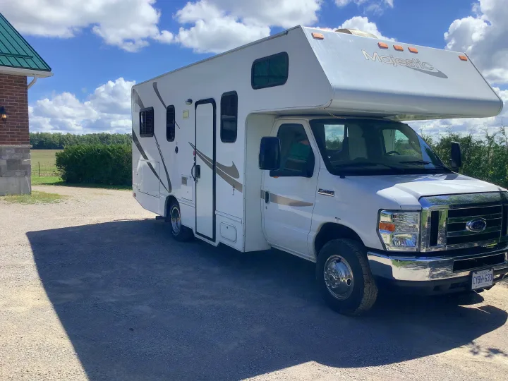 White Majestic RV rental (Ontario plate CYBH-633) parked outdoors under a blue sky. Ready for your next travel adventure!. Thor Majestic 2018