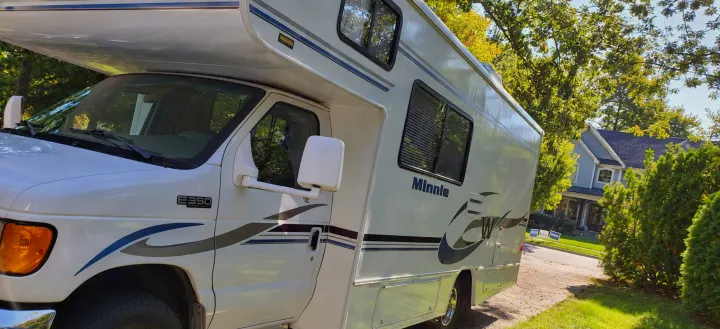 This white Winnebago Minnie Winnie E-350 RV rental is parked on a sunny day, ready for your next adventure.. Winnebago Minnie Winnie 2004