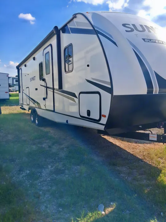 This spacious rv rental travel trailer, a Sunset Trail Super Lite, is ideal for camping and outdoor adventures.. Crossroads RV Sunset Trail 2022