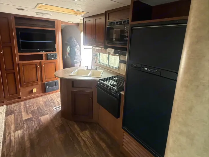 This RV rental offers a well-equipped kitchen (fridge, stove, microwave, sink) & entertainment area.. Aspen Trail Aspen Trail Trailer 2014