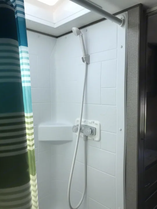Shower. Winnebago Outlook 2019