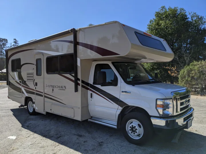 With only 25' long, you can drive and park the RV almost anywhere. Leprechaun 230RB 2020