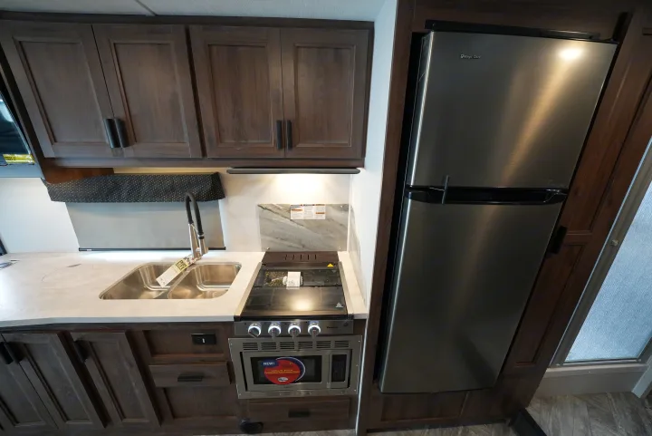Kitchen: large fridge, sink, roomy counter top, stove. Forester 3011DSF 2021