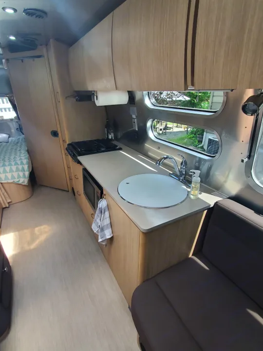 Convection oven and microwave as well as gas stove and full size sink.. Airstream Flying Cloud 2018