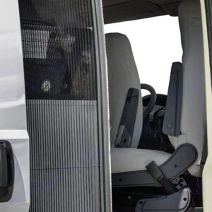 Porta ingresso con zanzariera. McLouis Menfys Van 3 Maxi 2022