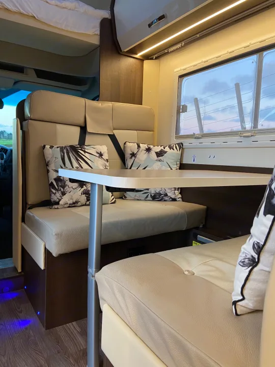 Table and seats extends to make space for 6 - also doubles up as extra double bed. Ford Rollerteam Zefiro 690 2018